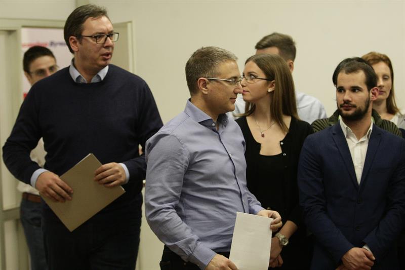 Lider Srpske narodne stranke Aleksandar Vucic proglasio je veceras pobedu njegove stranke u cetiri od pet ostina u kojima su danas odrzani lokalni izbori