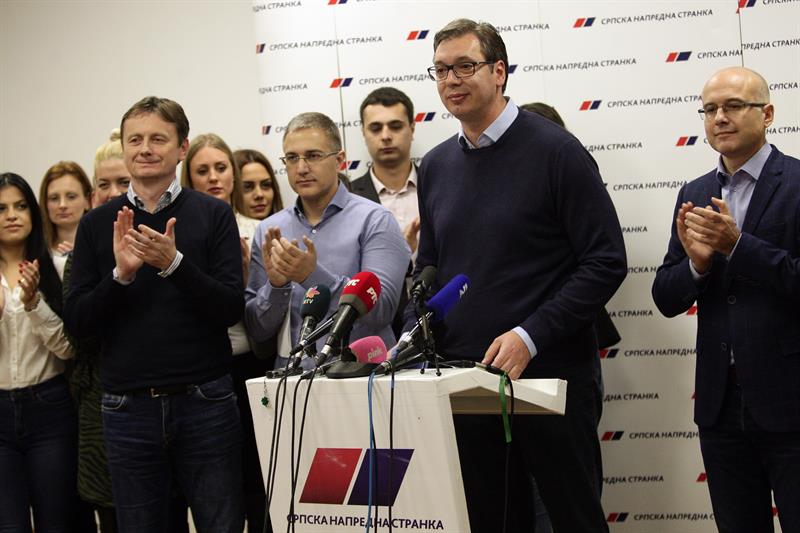 Lider Srpske narodne stranke Aleksandar Vucic proglasio je veceras pobedu njegove stranke u cetiri od pet ostina u kojima su danas odrzani lokalni izbori.