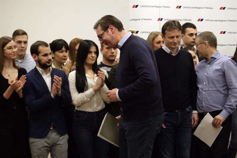 Lider Srpske narodne stranke Aleksandar Vucic proglasio je veceras pobedu njegove stranke u cetiri od pet ostina u kojima su danas odrzani lokalni izbori.