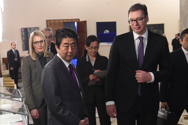 Predsednik Srbije Aleksandar Vucic izjavio je danas da poseta premijera Japana ima veliki znacaj za unapredjenje odnosa dve zemlje s ozbirom da je rec o prvoj poseti japanskog premijera posle 31 godine.
