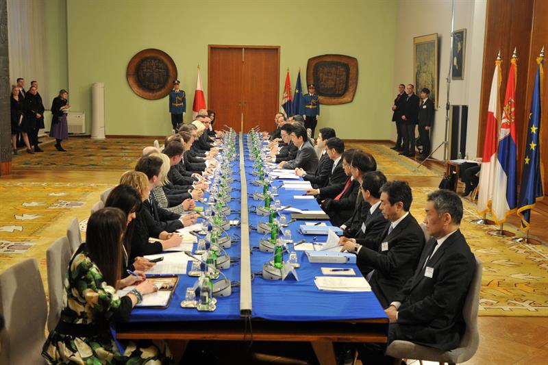 Predsednik Srbije Aleksandar Vucic izjavio je danas da poseta premijera Japana ima veliki znacaj za unapredjenje odnosa dve zemlje s ozbirom da je rec o prvoj poseti japanskog premijera posle 31 godine.