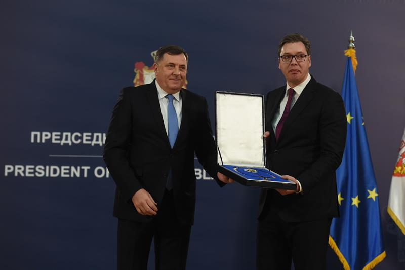 Dodik odlikovao Vucica