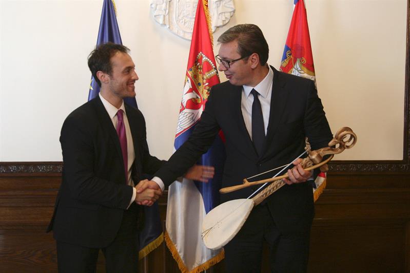 Predsednik Srbije Aleksandar Vucic dobio je od Marka Milacica, predsednika stranke "Prava Crna Gora" gusle na poklon.