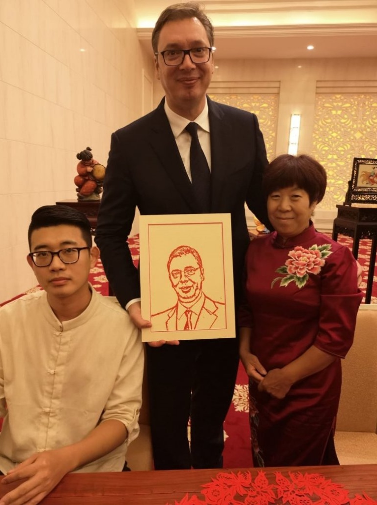 Kineski premijer Li Kećang priredio je svečanu večeru u Tjenđinu u čast srpske delegacije na čelu sa predsednikom Aleksandrom Vučićem.