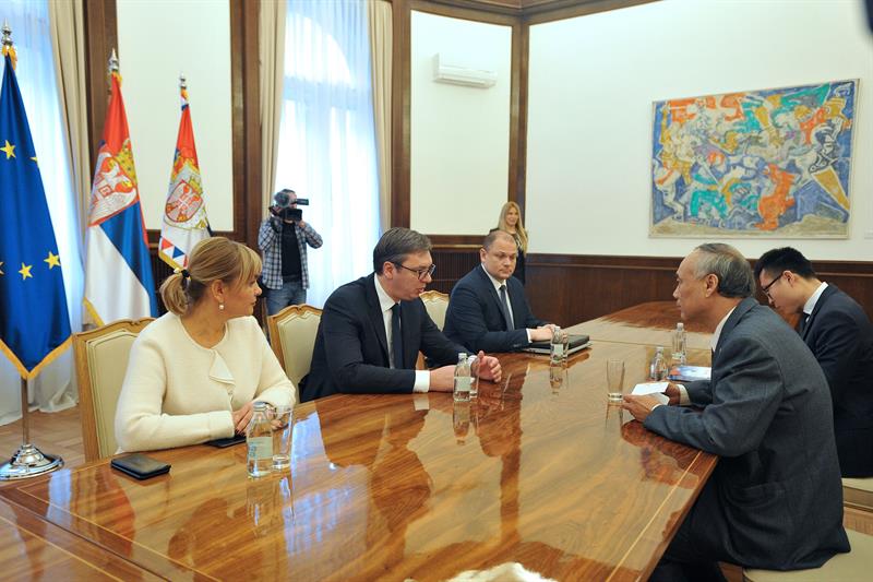 Predsednik Srbije Aleksandar Vucic primio je u oprostajnu posetu ambasadora Kine Li Mancanga.