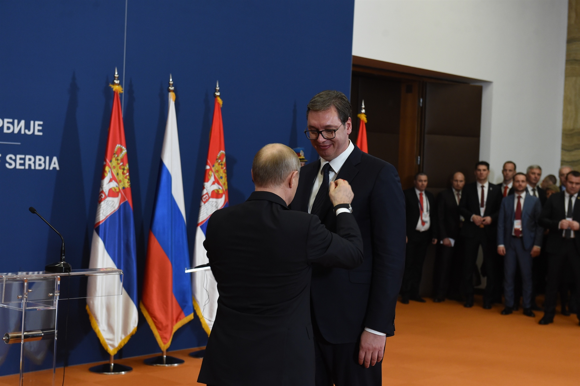 Ruski predsednik Vladimir Putin urucio je predsedniku Srbije Aleksandru Vucicu Orden Aleksandra Nevskog