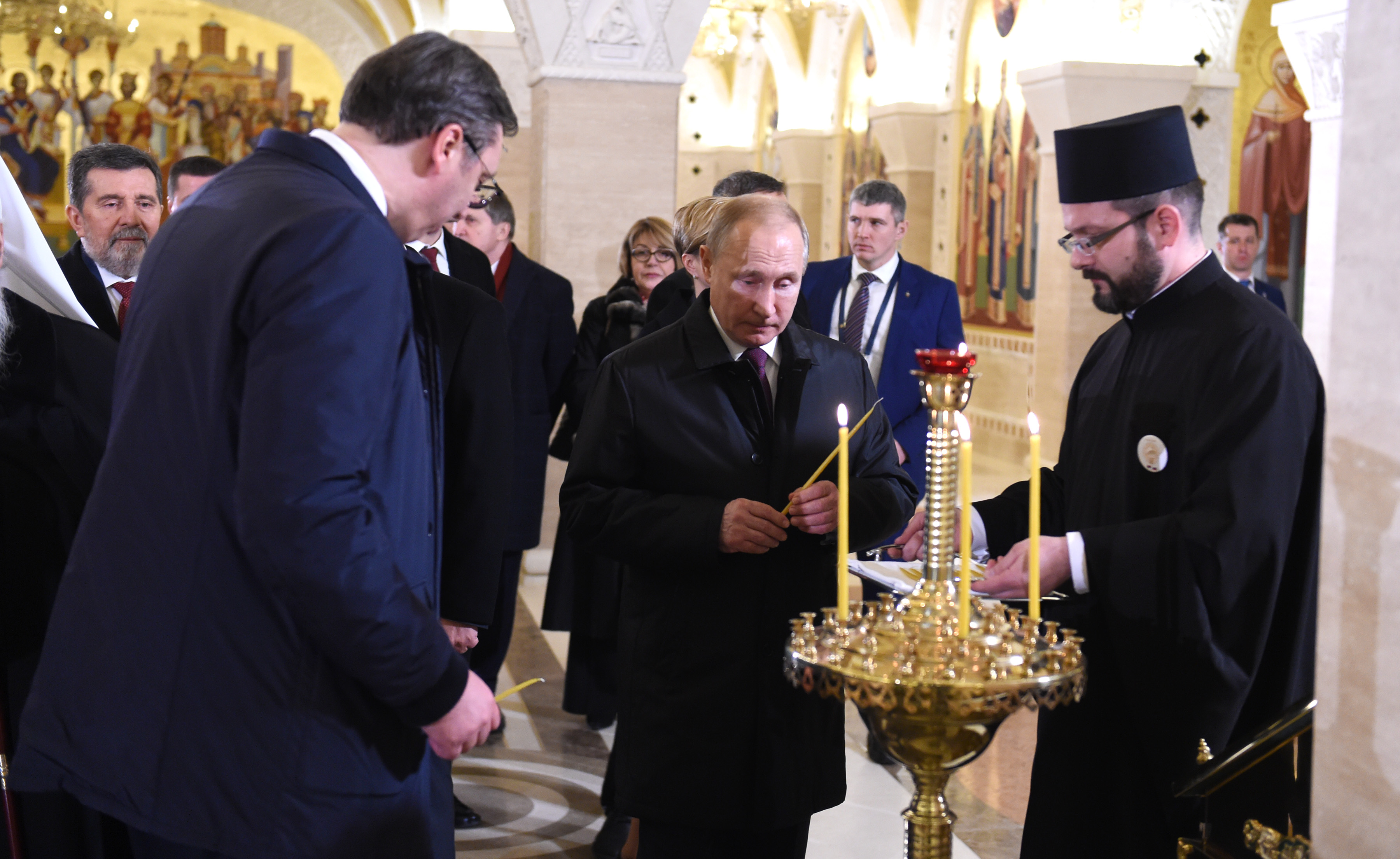 Predsednik Srbije Aleksandar Vucic i predsednik Ruske Federacije Vladimir Putin pale svece u hramu Svetog Save
