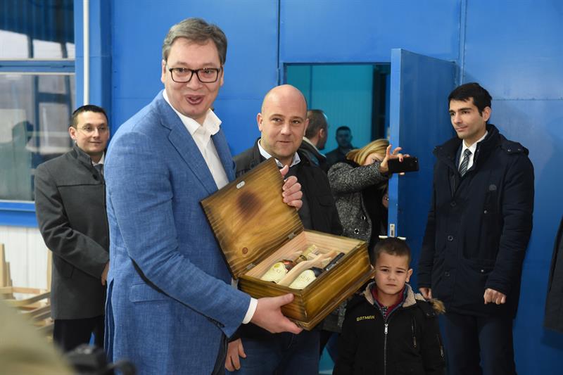 Председник Србије Александар Вучић у посети ДН Компани.