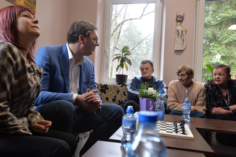 Председник Србије Александар Вучић у посети Дома уа пентионере у Сурдулици.