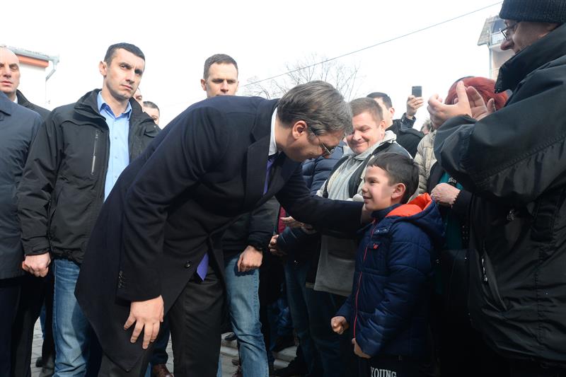 Veliki broj gradjana docekao je predsednika Aleksandra Vucica u Opovu. Predsednik Srbije Aleksandar Vucic, posetom Juznobanatskom okrugu, nastavlja danas kampanju "Buducnost Srbije".