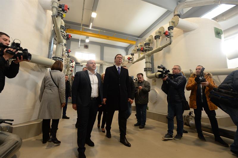 U okviru kampanje "Buducnost Srbije" predsednik Aleksandar Vucic obisao je postrojenje za preradu vode za grad Vrsac, koje se nalazi u naseljenom mestu Pavlis, koje je na istoimenom izvoristu podzemne vode. Predsednistvo Srbije