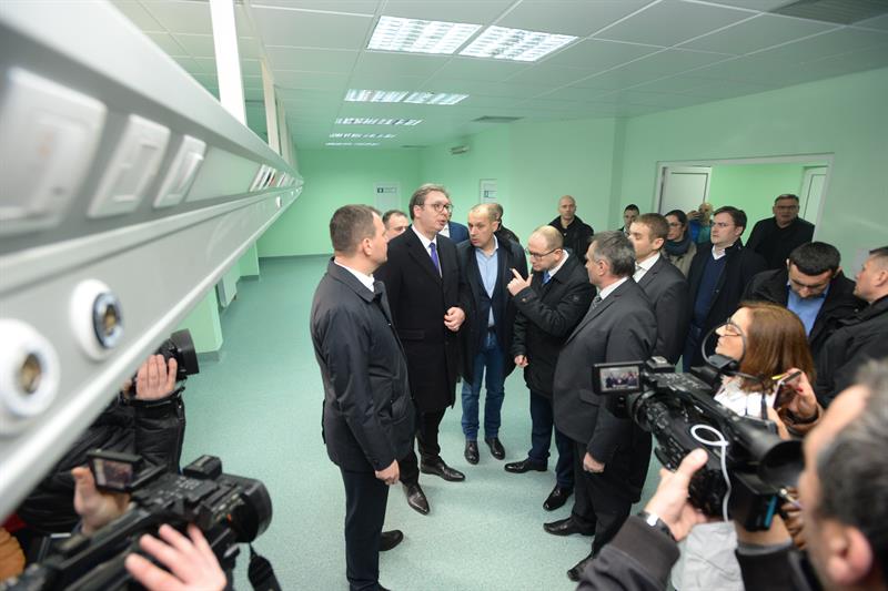 Predsednik Srbije Aleksandar Vucic obisao je danas Specijalnu bolnicu za plucne bolesti "Dr Budislav Babic" u Beloj Crkvi gde ga je docekao veliki broj gradjana i zaposlenih u toj medicinskoj ustanovi.