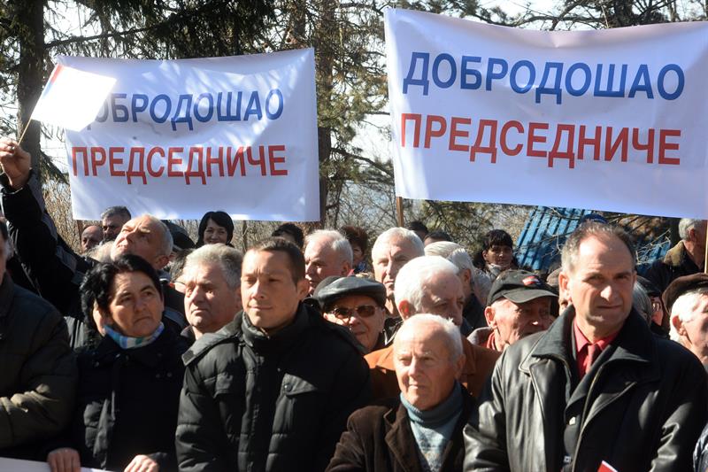 Predsednik Aleksandar Vucic nastavio je danas kampanju "Buducnost Srbije" obilaskom Rasinskog okruga, a nakon posete Stalacu, je obisao OS "Jovan Kursula" i Srednju skolu Varvarin.
