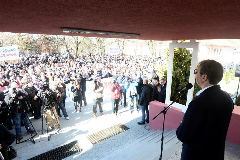 Predsednik Aleksandar Vucic nastavio je danas kampanju "Buducnost Srbije" obilaskom Rasinskog okruga, a nakon posete Stalacu, je obisao OS "Jovan Kursula" i Srednju skolu Varvarin.