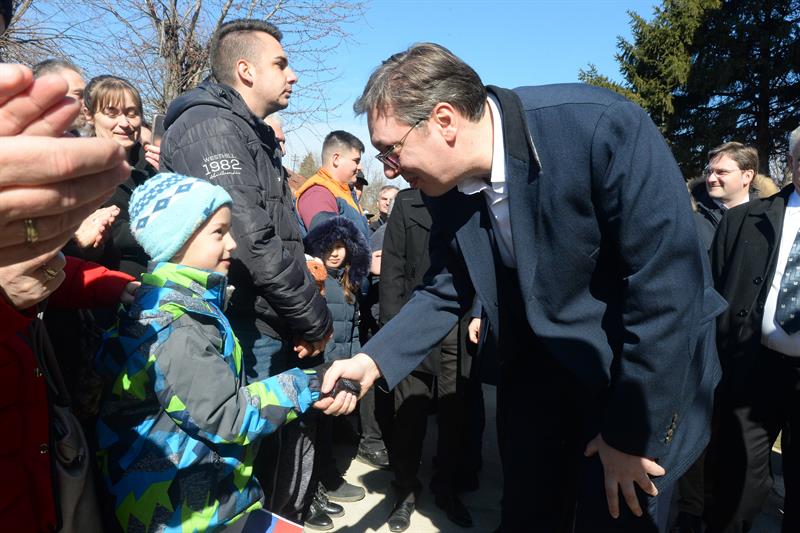 Predsednik Aleksandar Vucic nastavio je danas kampanju "Buducnost Srbije" obilaskom Rasinskog okruga, a nakon posete Stalacu, je obisao OS "Jovan Kursula" i Srednju skolu Varvarin.