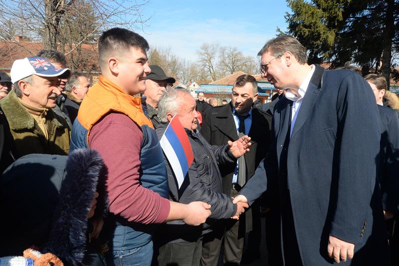 Predsednik Aleksandar Vucic nastavio je danas kampanju "Buducnost Srbije" obilaskom Rasinskog okruga, a nakon posete Stalacu, je obisao OS "Jovan Kursula" i Srednju skolu Varvarin.