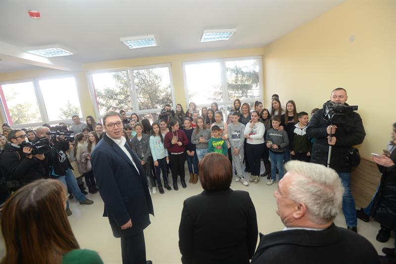 Predsednik Aleksandar Vucic nastavio je danas kampanju "Buducnost Srbije" obilaskom Rasinskog okruga, a nakon posete Stalacu, je obisao OS "Jovan Kursula" i Srednju skolu Varvarin.