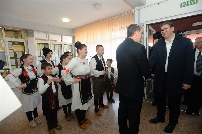 Predsednik Aleksandar Vucic nastavio je danas kampanju "Buducnost Srbije" obilaskom Rasinskog okruga, a nakon posete Stalacu, je obisao OS "Jovan Kursula" i Srednju skolu Varvarin.