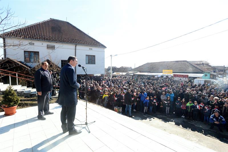 Predsednik Aleksandar Vucic se u okviru kampanju "Buducnost Srbije" obratio gradjanima u Velikoj Drenovi kod Varvarina. Predsednistvo Srbije
