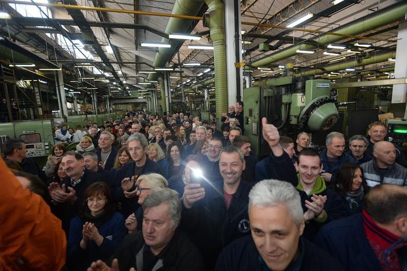 Predsednik Aleksandar Vucic obisao je danas u Trsteniku fabriku "PPT Petoletka doo"- Hidraulika, koju su osnovali radnici, nakon stecaja privrednih drustava nekadasnjeg giganta "Prve petoletke" iz tog mesta.