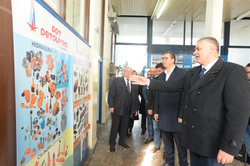 Predsednik Aleksandar Vucic obisao je danas u Trsteniku fabriku "PPT Petoletka doo"- Hidraulika, koju su osnovali radnici, nakon stecaja privrednih drustava nekadasnjeg giganta "Prve petoletke" iz tog mesta.