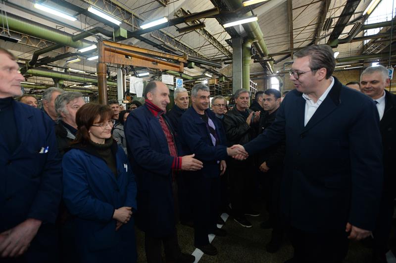 Predsednik Aleksandar Vucic obisao je danas u Trsteniku fabriku "PPT Petoletka doo"- Hidraulika, koju su osnovali radnici, nakon stecaja privrednih drustava nekadasnjeg giganta "Prve petoletke" iz tog mesta.