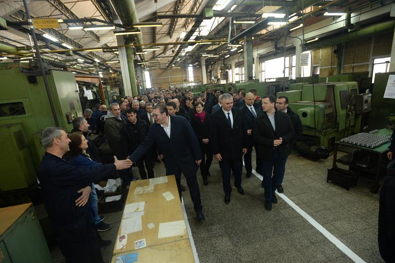 Predsednik Aleksandar Vucic obisao je danas u Trsteniku fabriku "PPT Petoletka doo"- Hidraulika, koju su osnovali radnici, nakon stecaja privrednih drustava nekadasnjeg giganta "Prve petoletke" iz tog mesta.