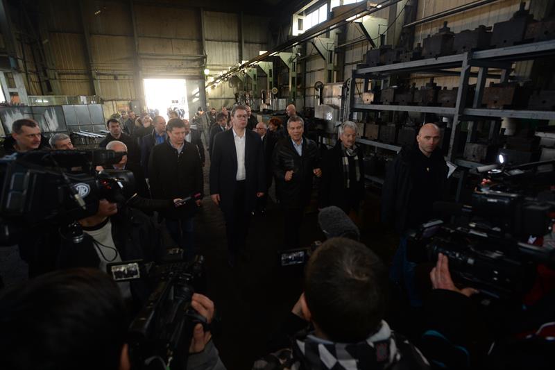Predsednik Srbije Aleksandar Vucic obisao je danas u okviru kampanje "Buducnost Srbije" fabriku "PPT Armature ad" u Aleksandrovcu