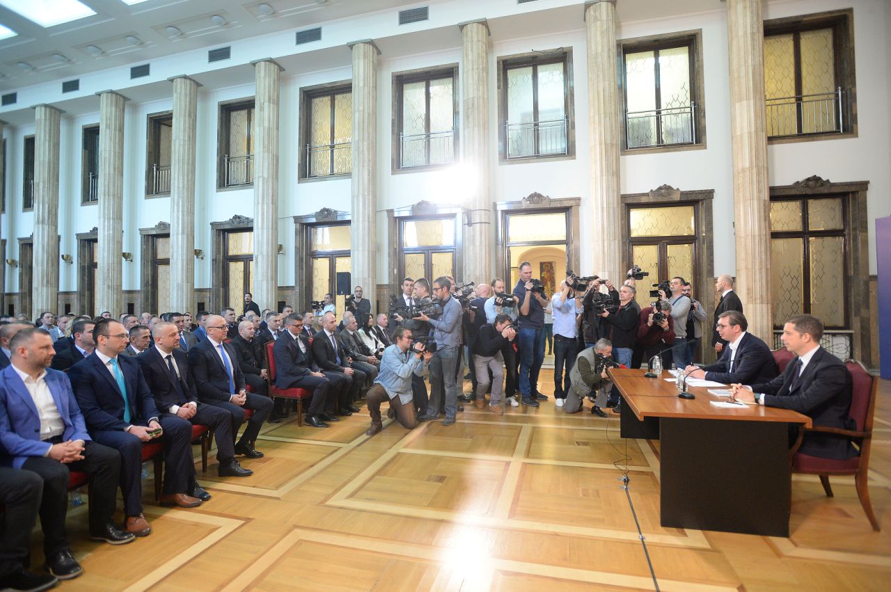 Predsednik Srbije Aleksandar Vucic upozorio je danas da Pristina nastavlja sa ozbiljnim i opasnim provokacijama, koje dramaticno ugrozavaju opstanak srpskog naroda na Kosovu i Metohiji