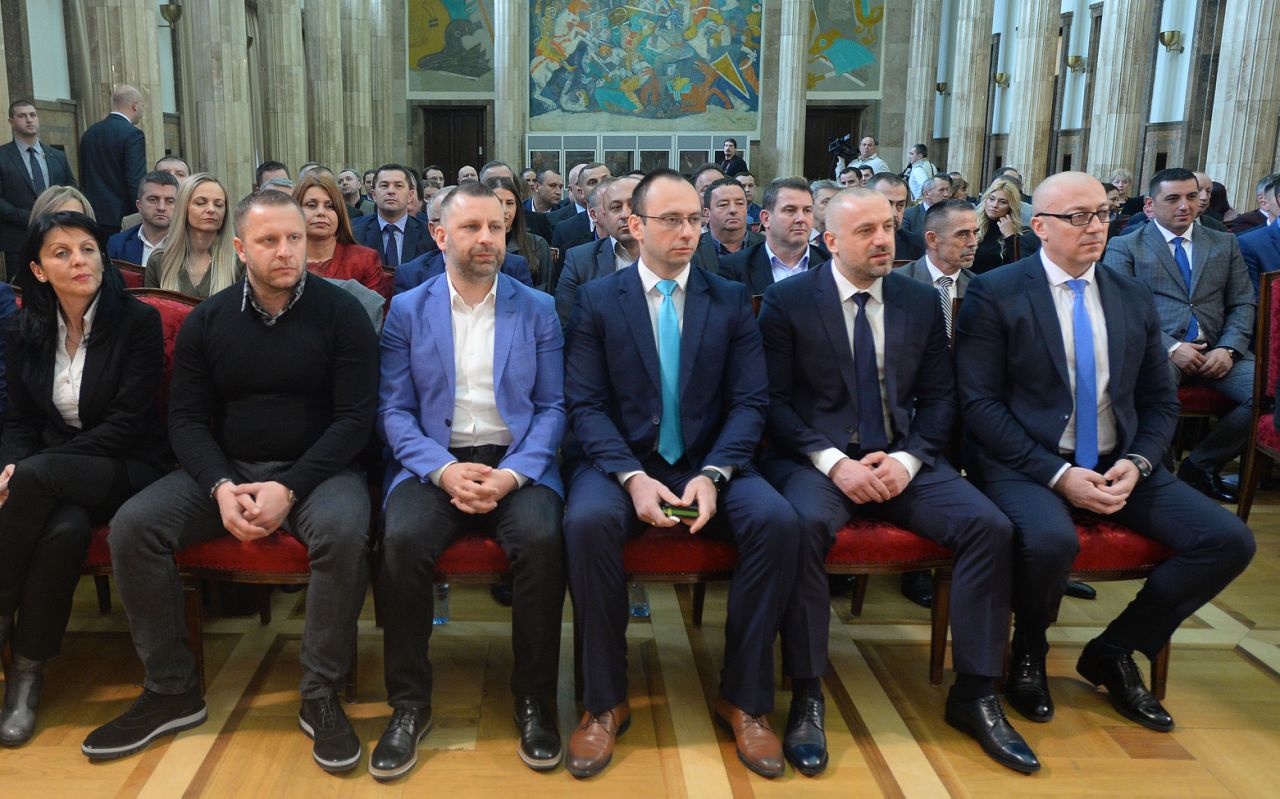 Predsednik Srbije Aleksandar Vucic upozorio je danas da Pristina nastavlja sa ozbiljnim i opasnim provokacijama, koje dramaticno ugrozavaju opstanak srpskog naroda na Kosovu i Metohiji