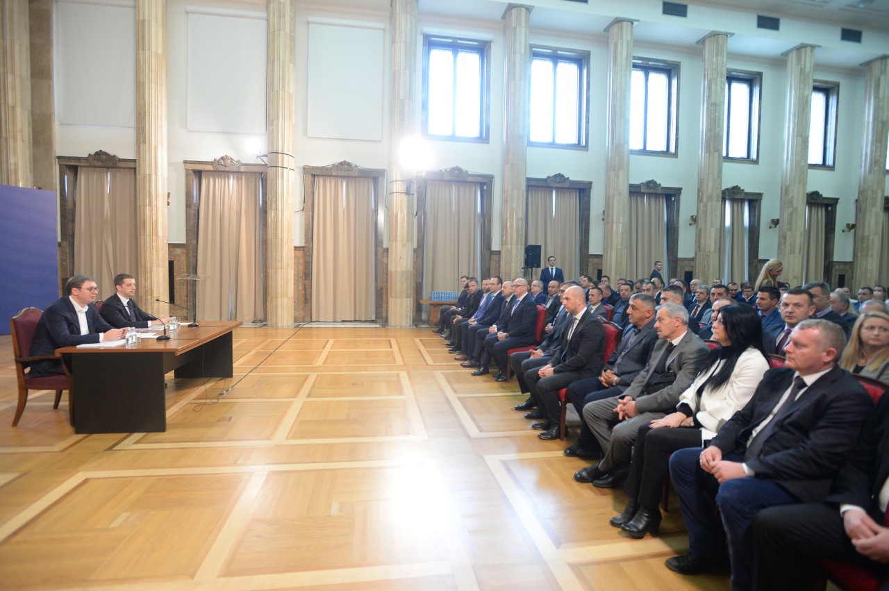 Predsednik Srbije Aleksandar Vucic upozorio je danas da Pristina nastavlja sa ozbiljnim i opasnim provokacijama, koje dramaticno ugrozavaju opstanak srpskog naroda na Kosovu i Metohiji