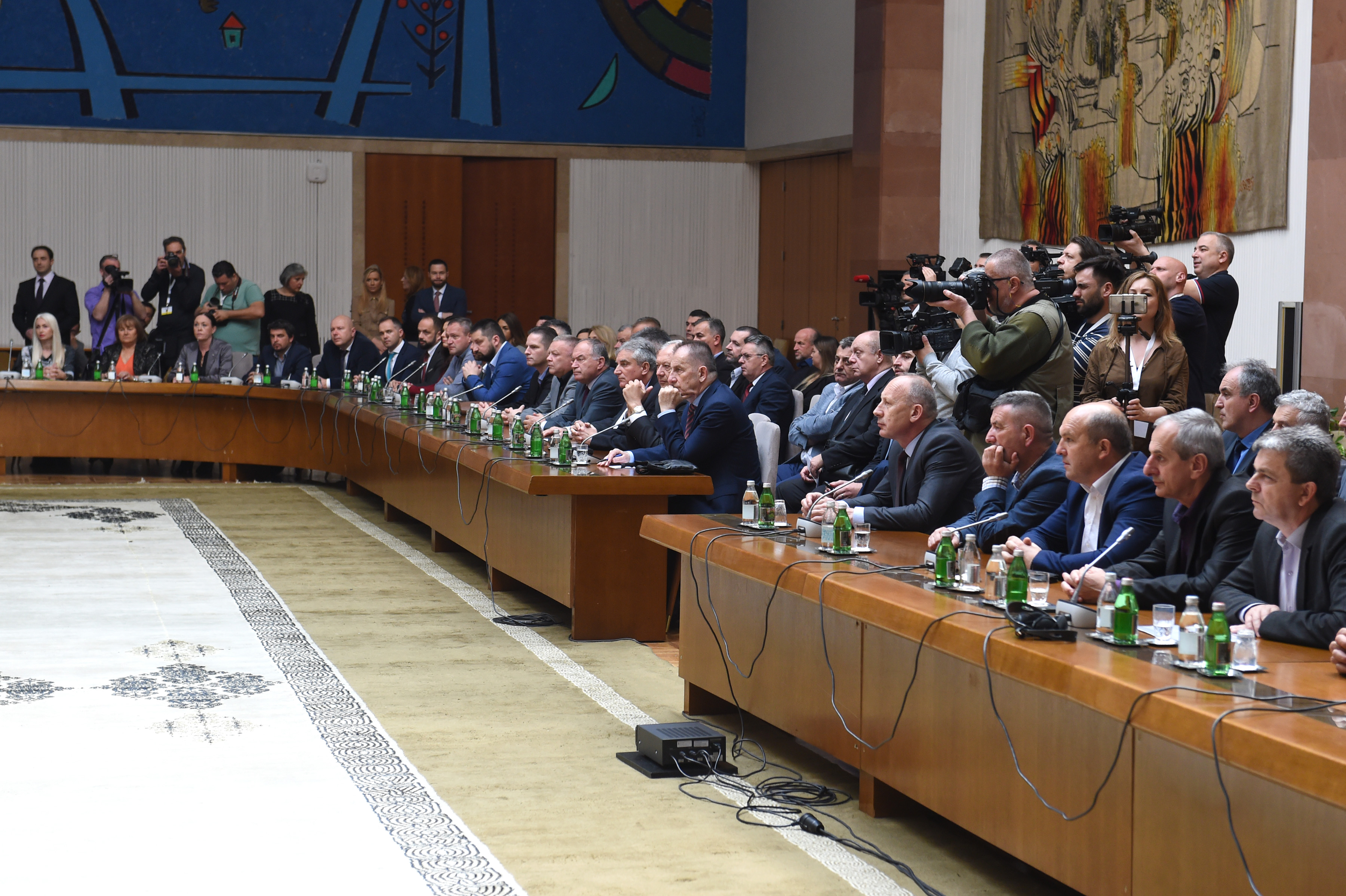 Predsednik Aleksandar Vucic sastao se danas u Beogradu sa politickim predstavnicima Srba sa Kosova i Metohije, povodom raspisivanja izbora u cetiri srpske opstine na severu KiM.