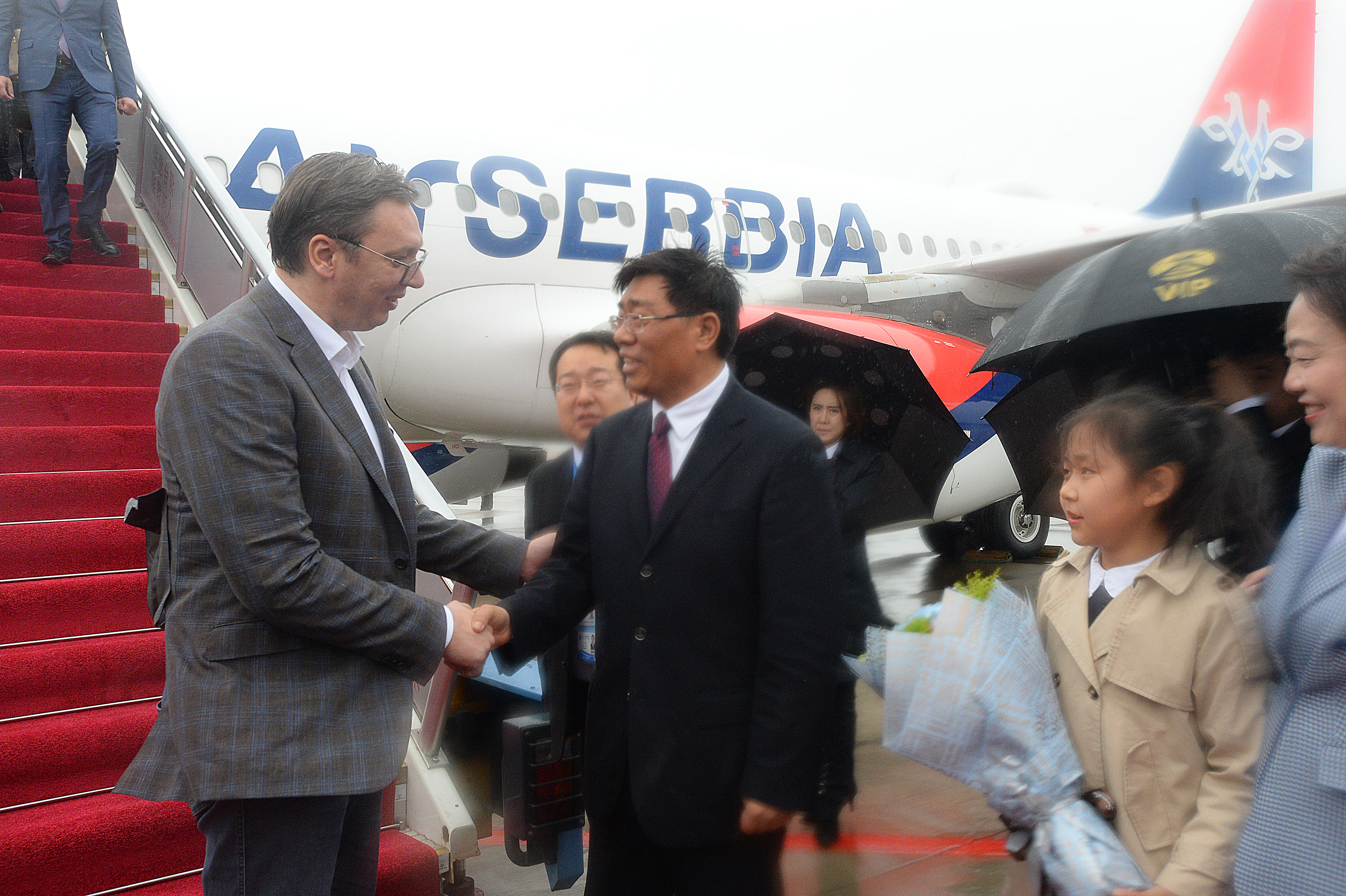 Ambasadorka Kine u Beogradu Cen Bo i ambasador Republike Srbije u Pekingu MIlan Bacevic docekuju predsednika Srbije Aleksandra Vucica.