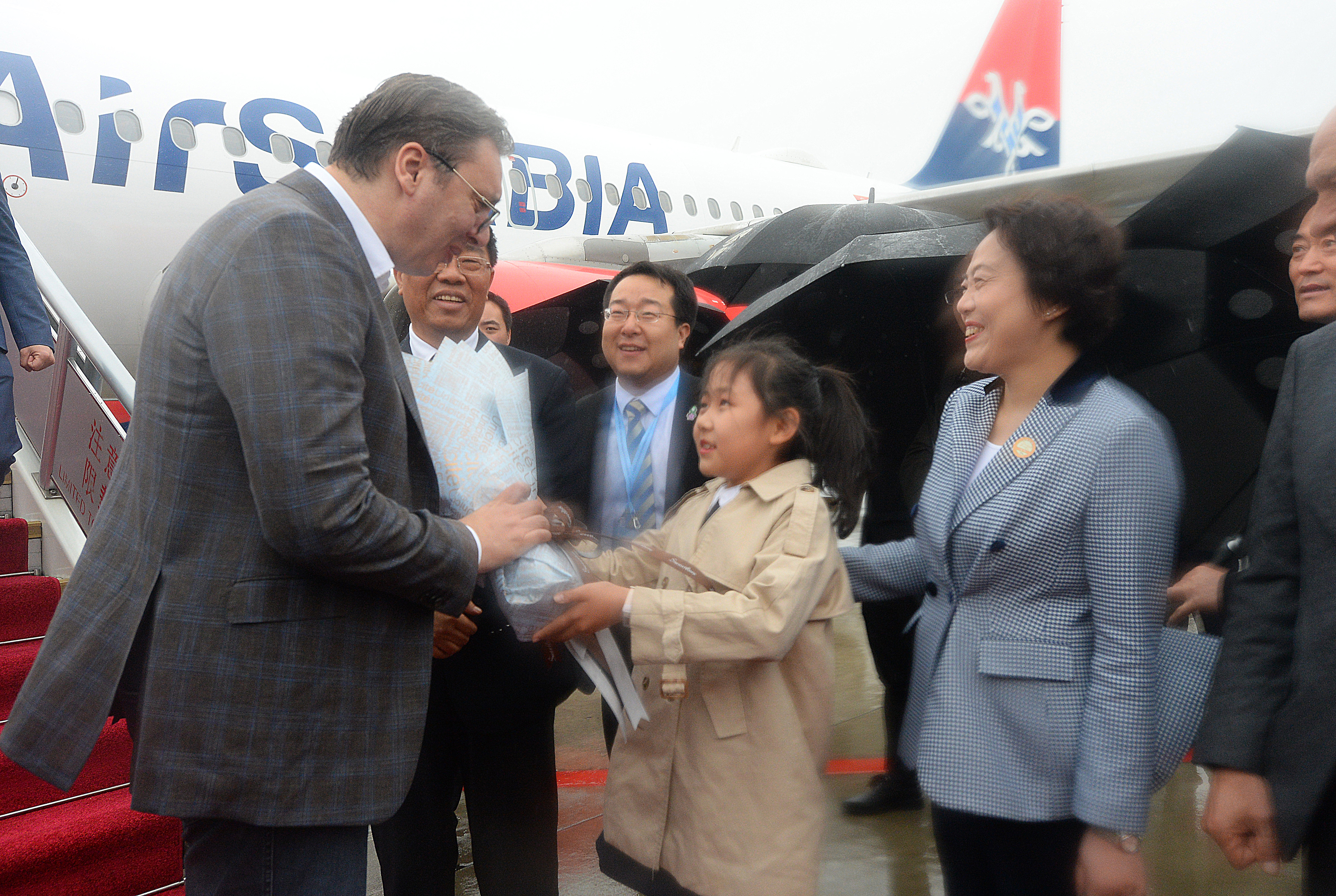 Ambasadorka Kine u Beogradu Cen Bo i ambasador Republike Srbije u Pekingu MIlan Bacevic docekuju predsednika Srbije Aleksandra Vucica.