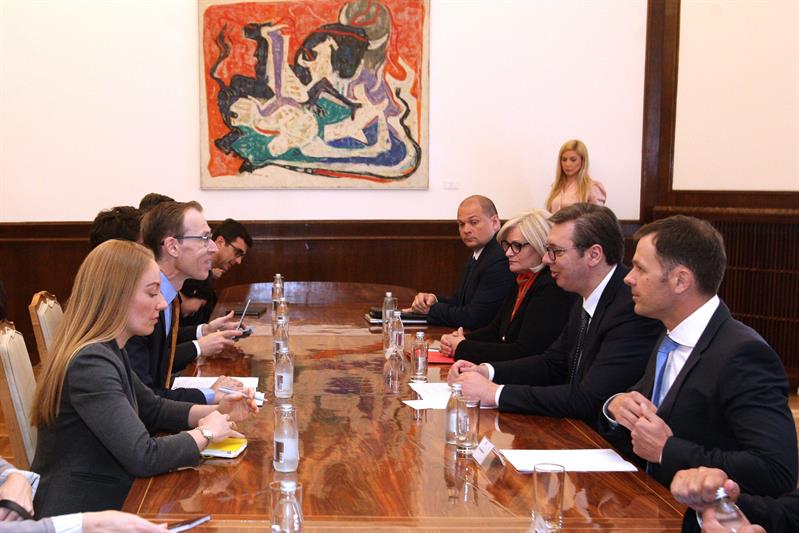 Председник Републике Србије Александар Вучић састао се данас са делегацијом Међународног монетарног фонда, коју је предводио шеф Мисије ММФ Јан Кејс Мартејн.