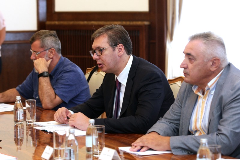 Predsednik Srbije Aleksandar Vucic sastao se danas sa predsednikom Koordinacije srpskih udruzenja porodica nestalih, ubijenih i poginulih sa prostora bivse Jugoslavije Duskom Celicem.