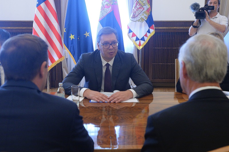 Председник Србије Александар Вучић са америчким сенаторима Роном Џонсоном и Kрисом Марфијем