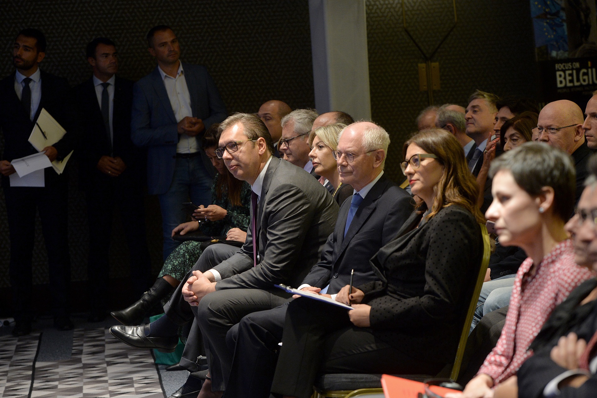 Vučić i Van Rompej o Srbiji i Evropskoj uniji BEOGRAD, 15. oktobra (Tanjug) - U Beogradu se danas održava konferencija na kojoj su predsednik Srbije Aleksandar Vučić i bivši predsednik Evropskog saveta i premijer Belgije Herman van Rompej razmenili stavove i iskustva na temu evropske perspektive Srbije i belgijskog iskustva, i saglasili se da obe zemlje vide mir, stabilnost i demokratiju kao ključne zajedničke vrednosti. Van Rompej je naveo da Belgiji, ipak, nije potrebna EU da bi opstala, jer je ta država osnovana 1830, ali da joj je važna zbog mira i prosperiteta, a na primeru Poljske i Ukrajine pokazao koliki prosperitet donosi članstvo u EU. Te dve zemlje su 1990. godine imale isti BDP, a danas Poljska ima četiri puta veći u odnosu na Ukrajinu, rekao je Van Rompej, te istakao da se upravo u tome vidi korist od člnastva, kao i da to nisu samo inrteresi, već i ideje i garantovani mir. Prema njegovim rečima, Srbija i EU imaju mnogo toga zajedničkog, zajedničke vrednosti za koje se zalaže i predsednik Srbije Alesandar Vučih, a to su demokratija i sloboda. Predsednik Srbije je rekao da se on oseća kao Evropljanin, kao i svako ko se nalazi u sali u kojoj se vodi razgovor, jer Srbija jeste i bila je deo Evrope, ali je ukazao da bi na spomen EU, većina ljudi u Srbiji odmah rekla - ne radi se o razlikama između Poljske i Ukranije ili njihovom BDP-u, već se radi o Kosovu. "Ono što mi vidimo je pritisak i još više pritiska po pitanju Kospva. To je naš problem", rekao je Vučić. On je naveo da to nije problem za njega lično, jer će racionalno govoreći, uvek moći da promoviše ideje EU, zato što je to u najboljem inetersu Srbije. "Uvek je bolje biti deo kluba, nego van njega", istakao je Vučić. Razgovor Vučića i Van Rompeja, na temu "EU i Srbija, zajednička sudbina? Belgijska perspektiva", moderira predsednica Nacionalnog konventa o EU Nataša Dragojlović, a uvodnu reč imao je Koen Adam, ambasador Belgije koja je i organizator razgovora