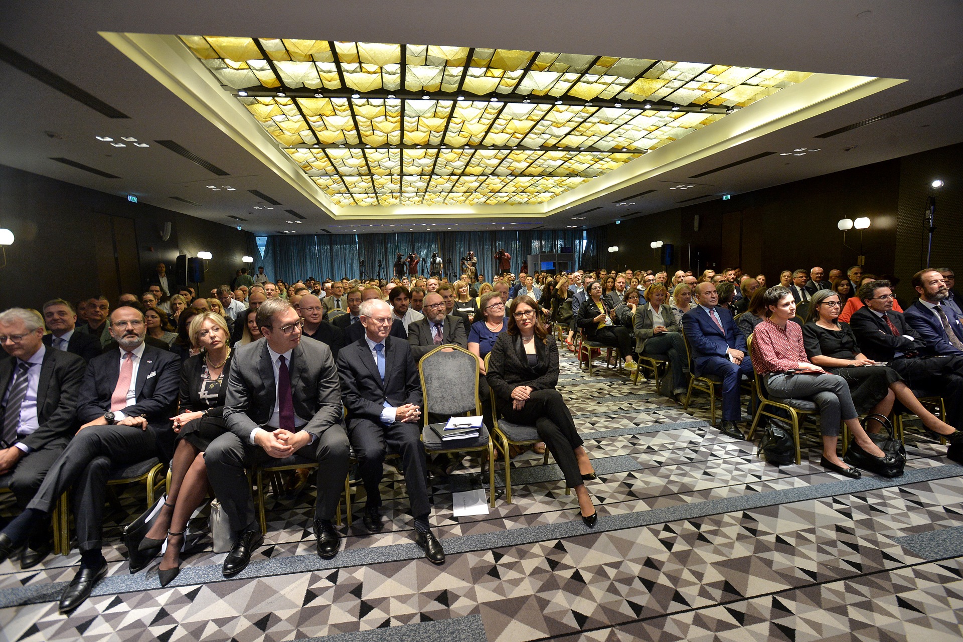 Vučić i Van Rompej o Srbiji i Evropskoj uniji BEOGRAD, 15. oktobra (Tanjug) - U Beogradu se danas održava konferencija na kojoj su predsednik Srbije Aleksandar Vučić i bivši predsednik Evropskog saveta i premijer Belgije Herman van Rompej razmenili stavove i iskustva na temu evropske perspektive Srbije i belgijskog iskustva, i saglasili se da obe zemlje vide mir, stabilnost i demokratiju kao ključne zajedničke vrednosti. Van Rompej je naveo da Belgiji, ipak, nije potrebna EU da bi opstala, jer je ta država osnovana 1830, ali da joj je važna zbog mira i prosperiteta, a na primeru Poljske i Ukrajine pokazao koliki prosperitet donosi članstvo u EU. Te dve zemlje su 1990. godine imale isti BDP, a danas Poljska ima četiri puta veći u odnosu na Ukrajinu, rekao je Van Rompej, te istakao da se upravo u tome vidi korist od člnastva, kao i da to nisu samo inrteresi, već i ideje i garantovani mir. Prema njegovim rečima, Srbija i EU imaju mnogo toga zajedničkog, zajedničke vrednosti za koje se zalaže i predsednik Srbije Alesandar Vučih, a to su demokratija i sloboda. Predsednik Srbije je rekao da se on oseća kao Evropljanin, kao i svako ko se nalazi u sali u kojoj se vodi razgovor, jer Srbija jeste i bila je deo Evrope, ali je ukazao da bi na spomen EU, većina ljudi u Srbiji odmah rekla - ne radi se o razlikama između Poljske i Ukranije ili njihovom BDP-u, već se radi o Kosovu. "Ono što mi vidimo je pritisak i još više pritiska po pitanju Kospva. To je naš problem", rekao je Vučić. On je naveo da to nije problem za njega lično, jer će racionalno govoreći, uvek moći da promoviše ideje EU, zato što je to u najboljem inetersu Srbije. "Uvek je bolje biti deo kluba, nego van njega", istakao je Vučić. Razgovor Vučića i Van Rompeja, na temu "EU i Srbija, zajednička sudbina? Belgijska perspektiva", moderira predsednica Nacionalnog konventa o EU Nataša Dragojlović, a uvodnu reč imao je Koen Adam, ambasador Belgije koja je i organizator razgovora