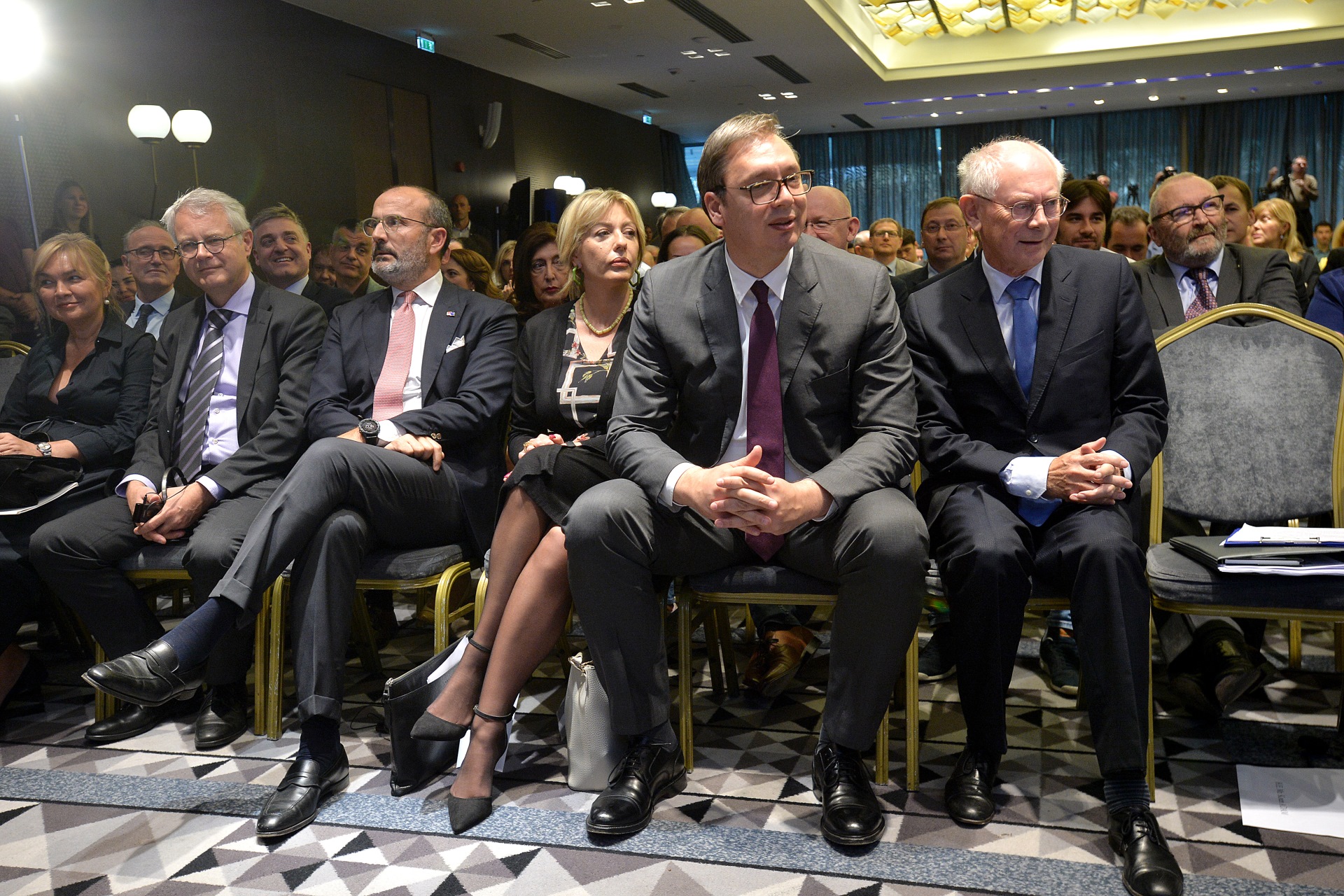 Vučić i Van Rompej o Srbiji i Evropskoj uniji BEOGRAD, 15. oktobra (Tanjug) - U Beogradu se danas održava konferencija na kojoj su predsednik Srbije Aleksandar Vučić i bivši predsednik Evropskog saveta i premijer Belgije Herman van Rompej razmenili stavove i iskustva na temu evropske perspektive Srbije i belgijskog iskustva, i saglasili se da obe zemlje vide mir, stabilnost i demokratiju kao ključne zajedničke vrednosti. Van Rompej je naveo da Belgiji, ipak, nije potrebna EU da bi opstala, jer je ta država osnovana 1830, ali da joj je važna zbog mira i prosperiteta, a na primeru Poljske i Ukrajine pokazao koliki prosperitet donosi članstvo u EU. Te dve zemlje su 1990. godine imale isti BDP, a danas Poljska ima četiri puta veći u odnosu na Ukrajinu, rekao je Van Rompej, te istakao da se upravo u tome vidi korist od člnastva, kao i da to nisu samo inrteresi, već i ideje i garantovani mir. Prema njegovim rečima, Srbija i EU imaju mnogo toga zajedničkog, zajedničke vrednosti za koje se zalaže i predsednik Srbije Alesandar Vučih, a to su demokratija i sloboda. Predsednik Srbije je rekao da se on oseća kao Evropljanin, kao i svako ko se nalazi u sali u kojoj se vodi razgovor, jer Srbija jeste i bila je deo Evrope, ali je ukazao da bi na spomen EU, većina ljudi u Srbiji odmah rekla - ne radi se o razlikama između Poljske i Ukranije ili njihovom BDP-u, već se radi o Kosovu. "Ono što mi vidimo je pritisak i još više pritiska po pitanju Kospva. To je naš problem", rekao je Vučić. On je naveo da to nije problem za njega lično, jer će racionalno govoreći, uvek moći da promoviše ideje EU, zato što je to u najboljem inetersu Srbije. "Uvek je bolje biti deo kluba, nego van njega", istakao je Vučić. Razgovor Vučića i Van Rompeja, na temu "EU i Srbija, zajednička sudbina? Belgijska perspektiva", moderira predsednica Nacionalnog konventa o EU Nataša Dragojlović, a uvodnu reč imao je Koen Adam, ambasador Belgije koja je i organizator razgovora
