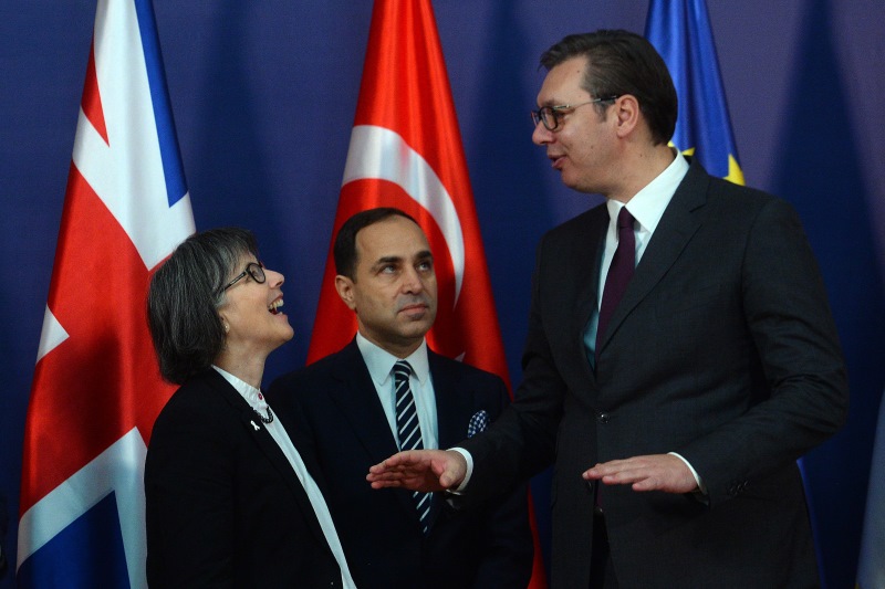 Председник Србије Александар Вучић са амбасадорима Велике Британије и Турске.