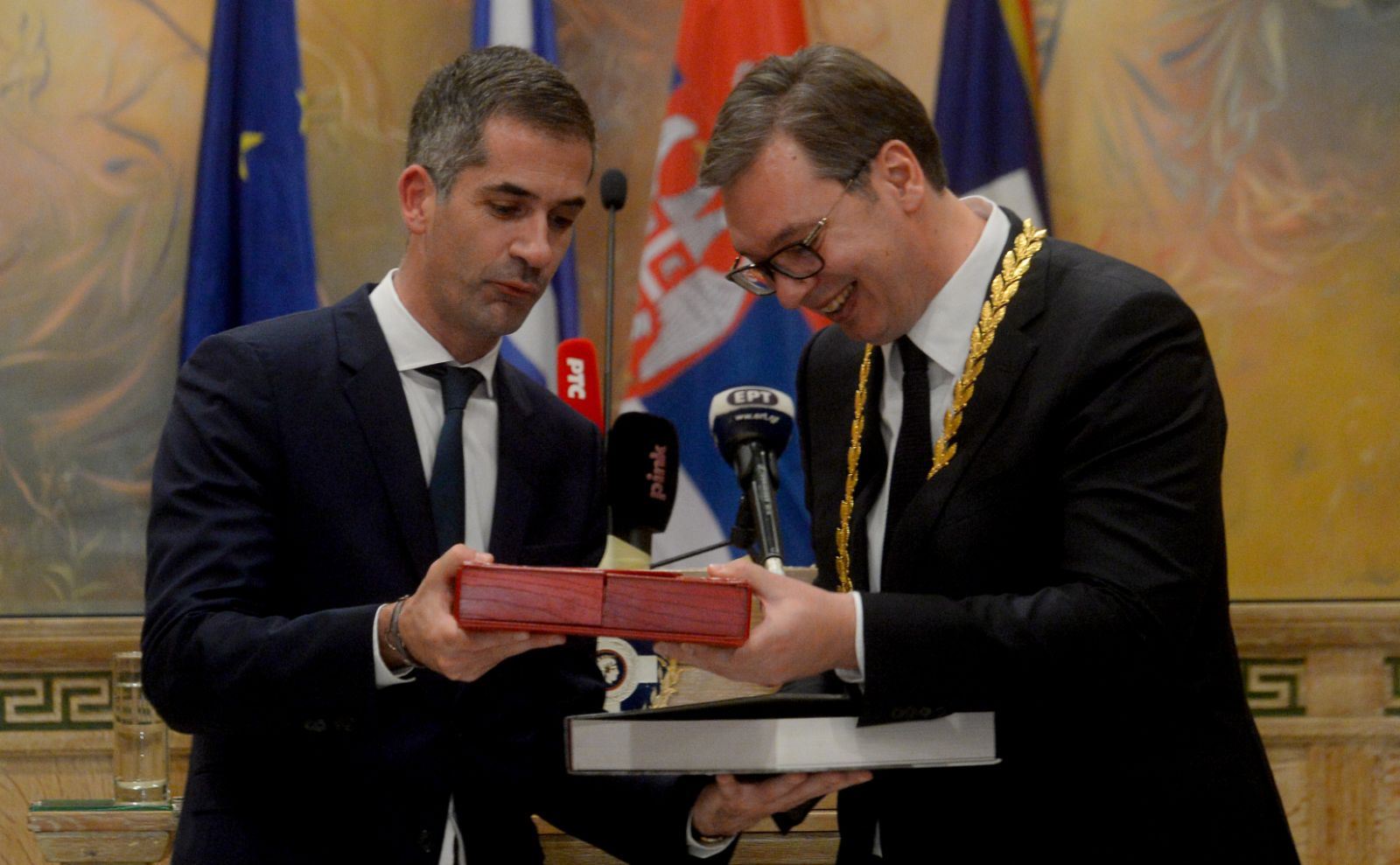 Predsednik Srbije Aleksandar Vucic sa gradonacelnikom Atine Kostasom Bakojanisom, urucivanje zlatne medalje