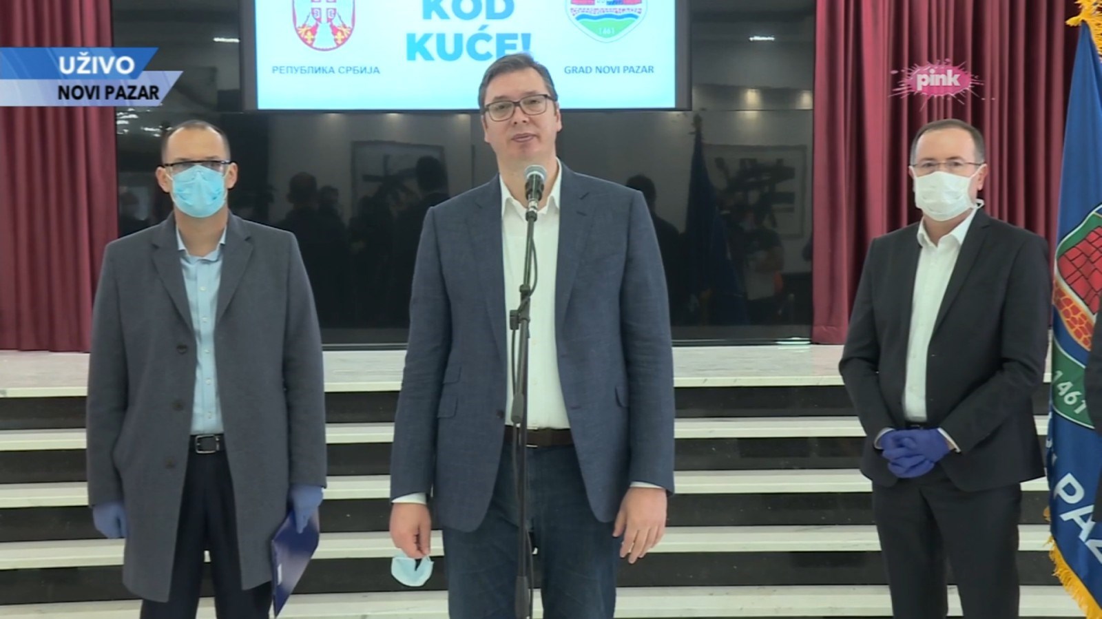 Predsednik Srbije Aleksandar Vucic stigao je danas pre podne u Novi Pazar, novo zariste virusa korona, gde ce uruciti deset klinickih i tri transportna respiratora za novopazarsku bolnicu.