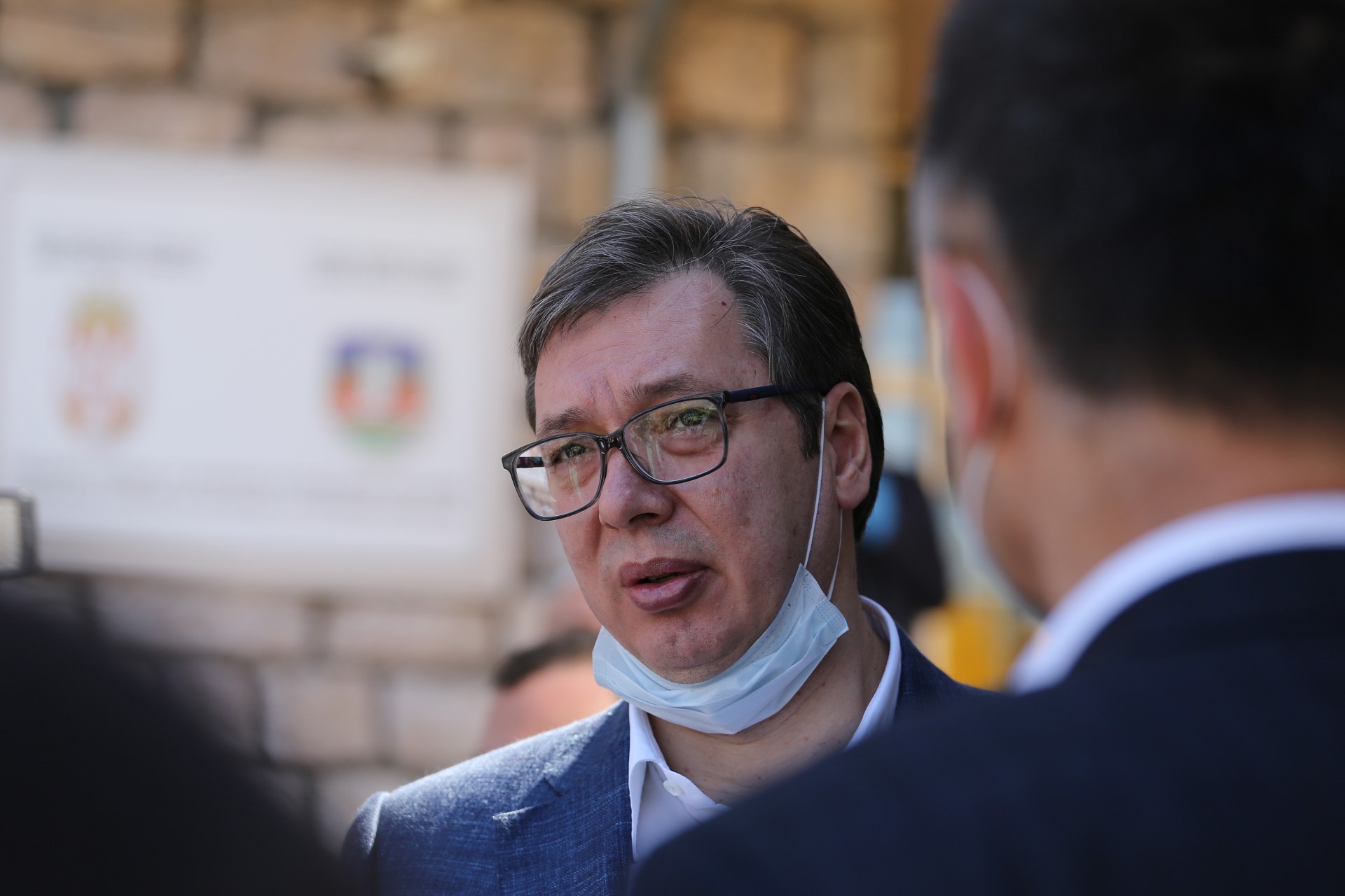 Predsednik Srbije Aleksandar Vucic stigao je danas pre podne u Novi Pazar, novo zariste virusa korona, gde ce uruciti deset klinickih i tri transportna respiratora za novopazarsku bolnicu.