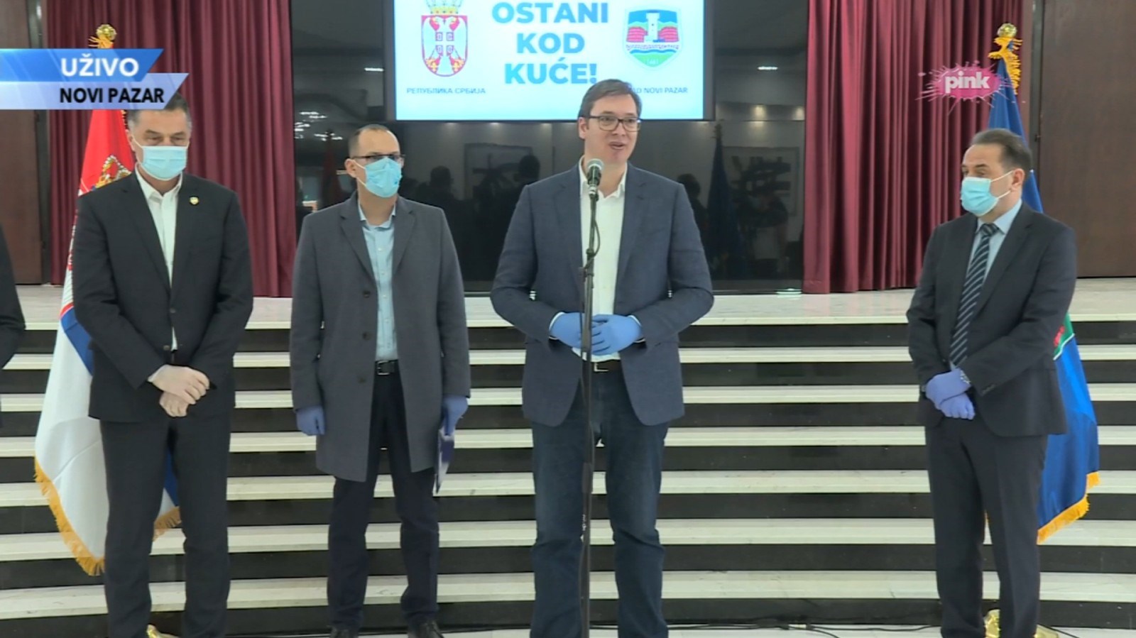 Predsednik Srbije Aleksandar Vucic stigao je danas pre podne u Novi Pazar, novo zariste virusa korona, gde ce uruciti deset klinickih i tri transportna respiratora za novopazarsku bolnicu.