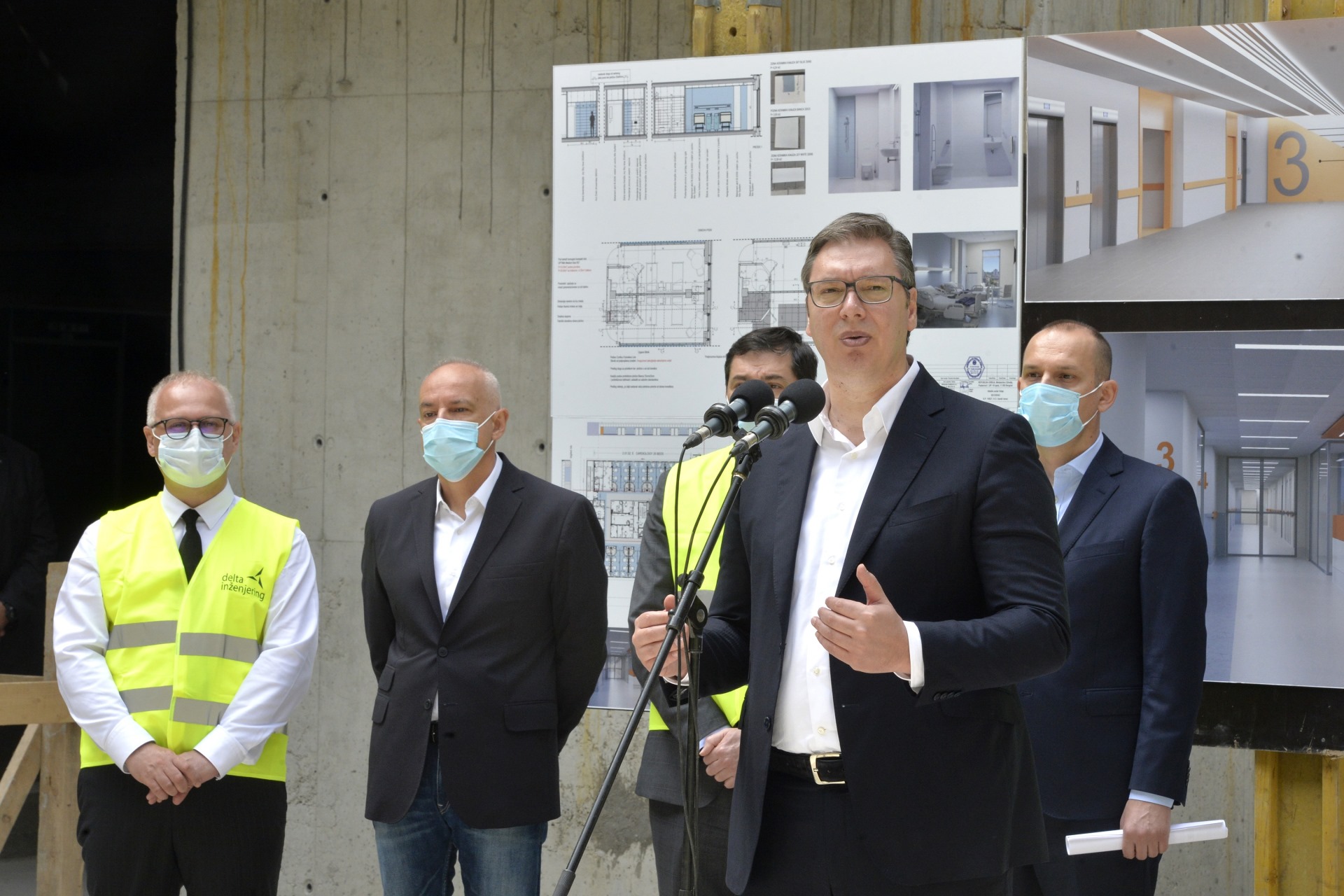 Predsednik Srbije Aleksandar Vucic obisao je danas radove na izgradnji i rekonstrukciji Klinickog centra Srbije u Beogradu.2