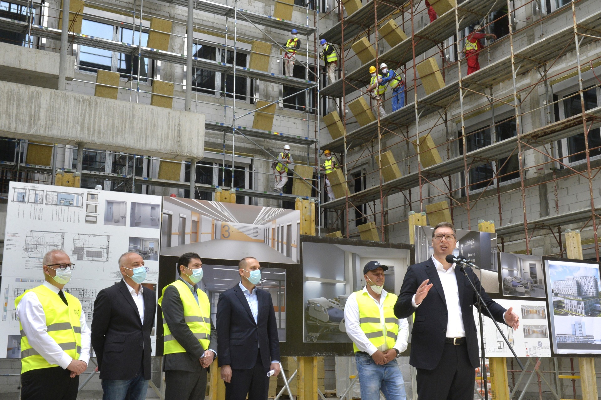 Predsednik Srbije Aleksandar Vucic obisao je danas radove na izgradnji i rekonstrukciji Klinickog centra Srbije u Beogradu.4