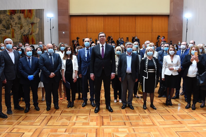 Председник Србије Александар Вучић са медицинским радницима који су били ангажовани у ковид болницама.