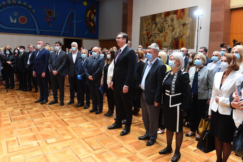 Председник Србије Александар Вучић са медицинским радницима који су били ангажовани у ковид болницама.