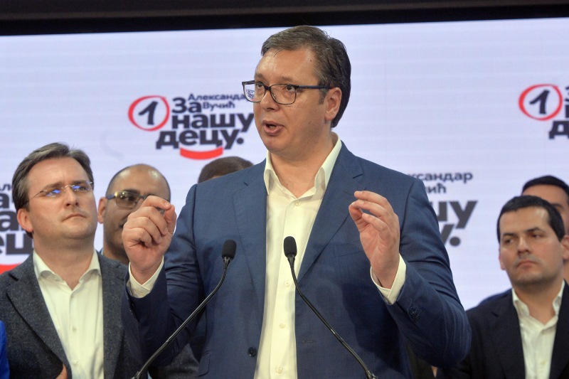 Predsednik SNS Aleksandar Vucic slavi pobedu na izborima u izbornom stabu Srpske napredne stranke.